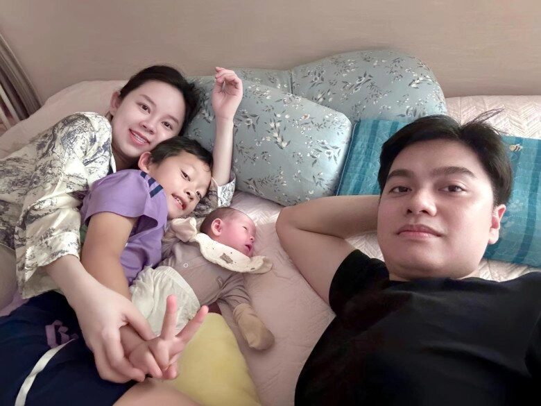 Sinh con lần 2 với chồng mới sau 8 năm đơn thân ly kute giờ tay bế con cho bú tay chốt gạch vữa cùng thợ xây - 3