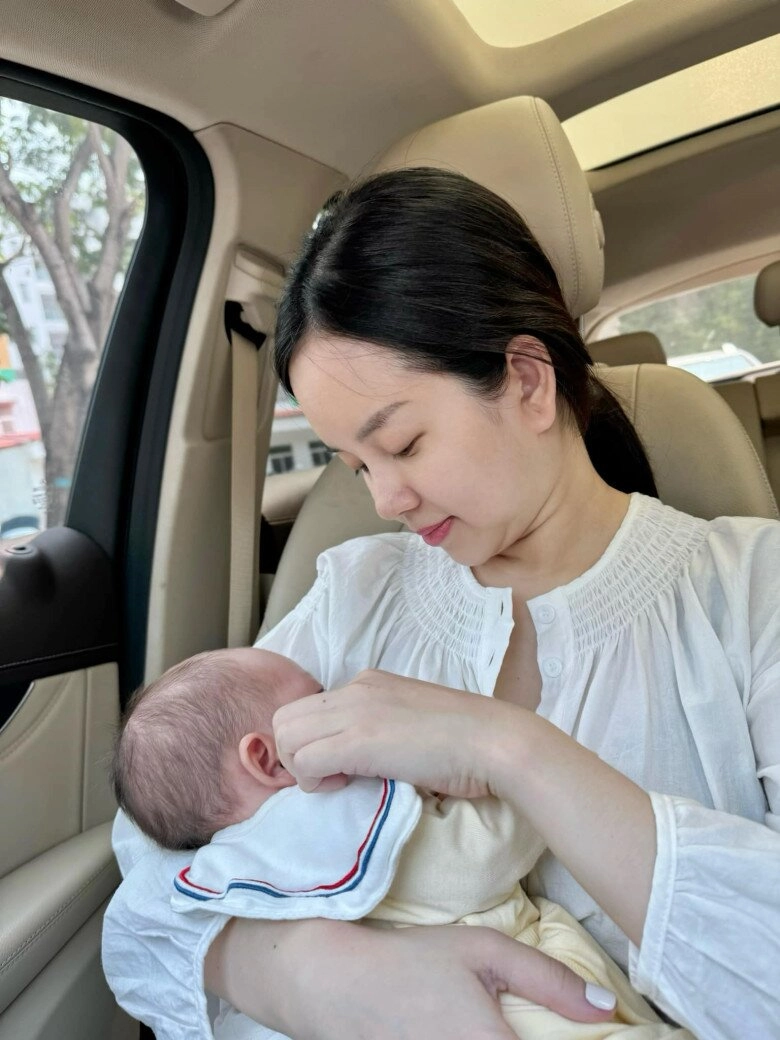 Sinh con lần 2 với chồng mới sau 8 năm đơn thân ly kute giờ tay bế con cho bú tay chốt gạch vữa cùng thợ xây - 5