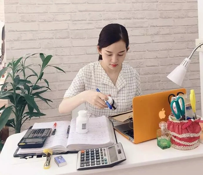 Sinh con lần 2 với chồng mới sau 8 năm đơn thân ly kute giờ tay bế con cho bú tay chốt gạch vữa cùng thợ xây - 6
