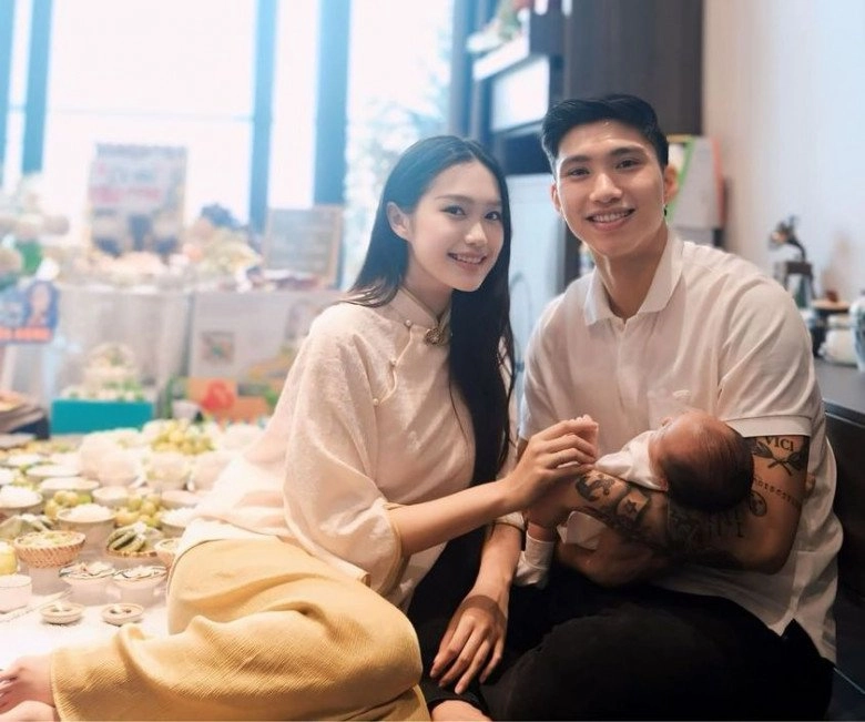 Sinh con trai với cầu thủ đtqg tiểu thư hà thành làm mâm cúng đầy tháng không thiếu gì nhìn kỹ mới thấy tinh tế - 1