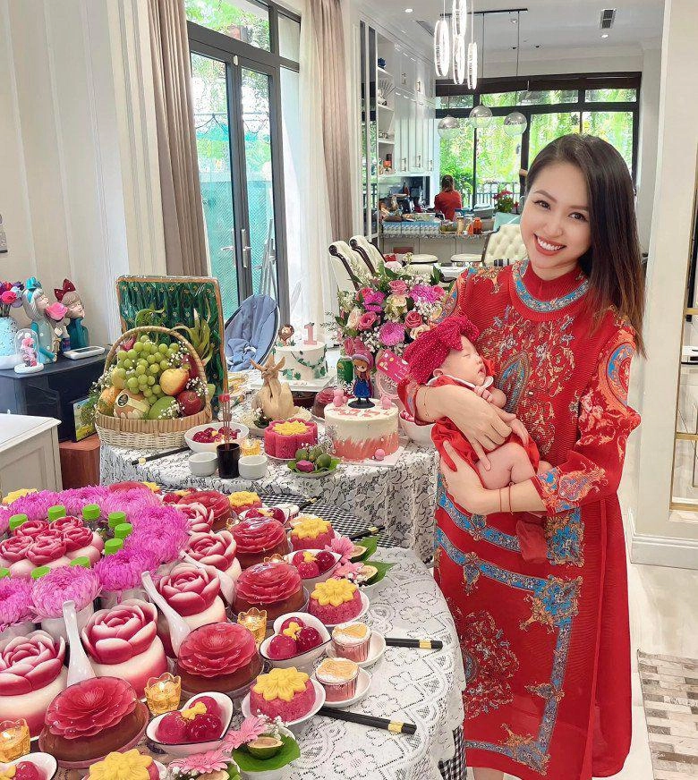 Sinh con trai với cầu thủ đtqg tiểu thư hà thành làm mâm cúng đầy tháng không thiếu gì nhìn kỹ mới thấy tinh tế - 11