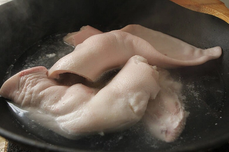 Tai heo làm nộm mãi cũng chán đem kho kiểu này được món giòn ngon đậm đà cực hấp dẫn - 1