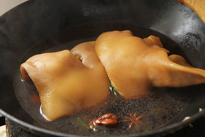 Tai heo làm nộm mãi cũng chán đem kho kiểu này được món giòn ngon đậm đà cực hấp dẫn - 2