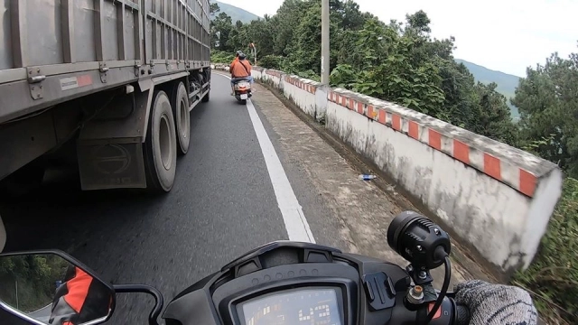 Tại sao chạy xe máy tuyệt đối không nên quẹo cùng lúc với xe hơi xe tải và xe bus - 3