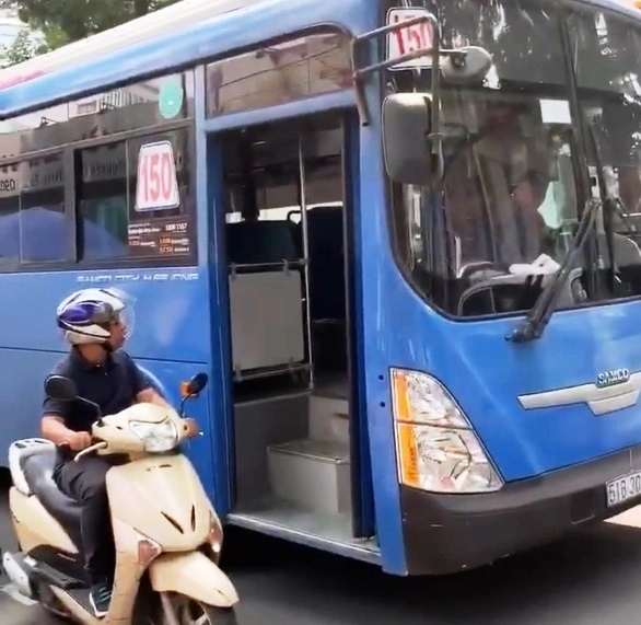 Tại sao chạy xe máy tuyệt đối không nên quẹo cùng lúc với xe hơi xe tải và xe bus - 5
