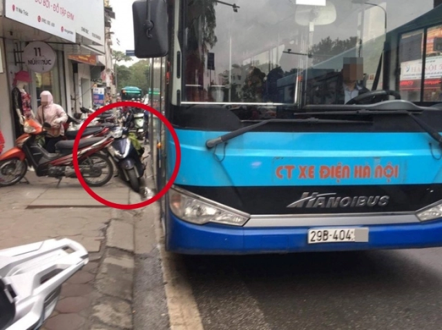 Tại sao chạy xe máy tuyệt đối không nên quẹo cùng lúc với xe hơi xe tải và xe bus - 6