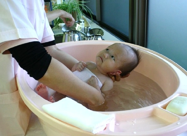 Tan chảy với những khoảnh khắc tắm siêu đáng yêu hài hước của trẻ sơ sinh - 2