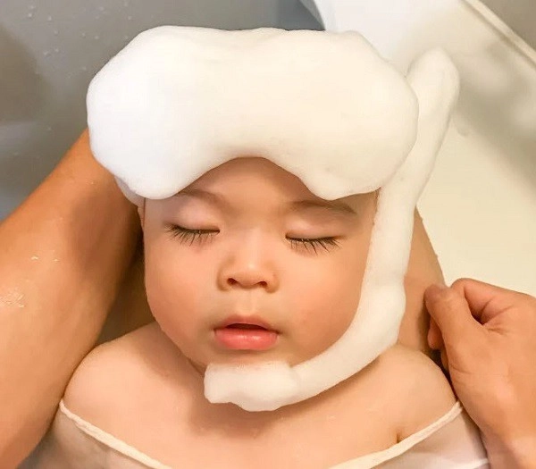 Tan chảy với những khoảnh khắc tắm siêu đáng yêu hài hước của trẻ sơ sinh - 7