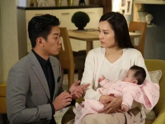 Tan làm về nhà giữa khuya tôi điếng người nghe tiếng đàn ông trong phòng ngủ đẩy cửa vào thấy vợ liền ứa nước mắt - 1