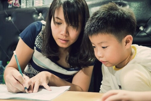 Tan làm về nhà lúc 10 giờ tối tôi điếng người thấy vợ ngất xỉu trong phòng ngủ con trai đứng vỗ tay - 1