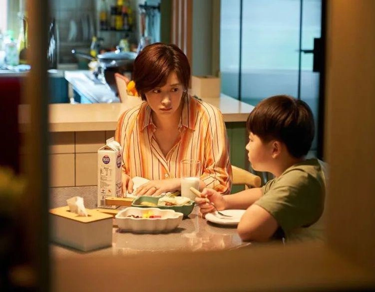 Tăng ca về thấy nhà không một bóng người bảo mẫu biến mất dòng chữ trên cửa phòng con khiến tôi khóc ngất - 1