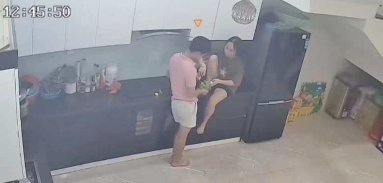 Thấy bố mẹ thân mật trong bếp con gái từ trên tầng đi xuống nói một câu khiến cả hai hết chối - 1