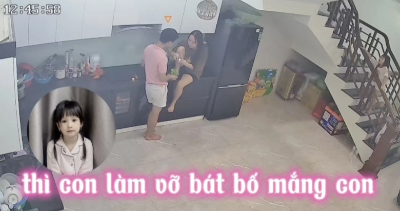 Thấy bố mẹ thân mật trong bếp con gái từ trên tầng đi xuống nói một câu khiến cả hai hết chối - 3