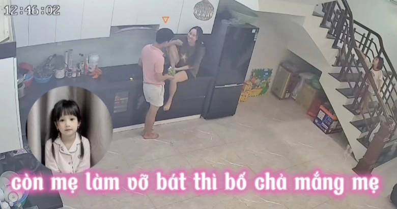Thấy bố mẹ thân mật trong bếp con gái từ trên tầng đi xuống nói một câu khiến cả hai hết chối - 4