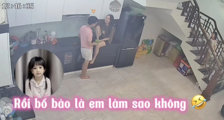 Thấy bố mẹ thân mật trong bếp con gái từ trên tầng đi xuống nói một câu khiến cả hai hết chối - 5