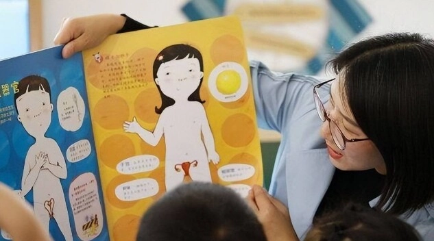 Thấy chiếc bao cao su đã sử dụng trong cặp sách củacon trai mẹ đơn thânđỏ mặt với những gì bé kể - 2