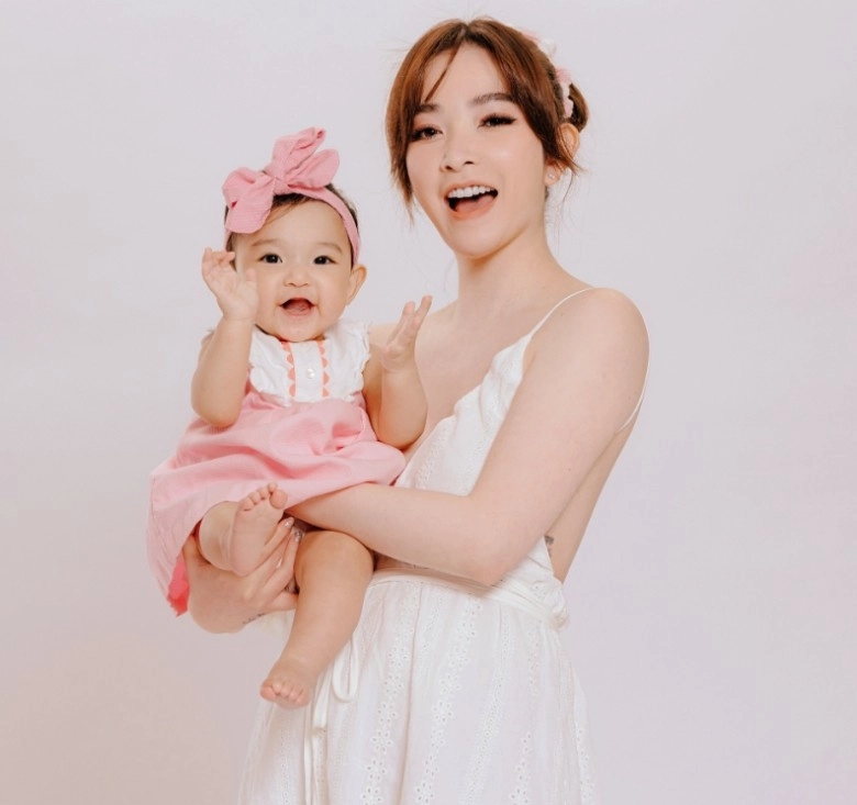 Thấy con 10 tháng bị nghẹn nữ dv nổi tiếng liền cho tay vào móc thứ rơi ra sàn khiến cô choáng váng - 1