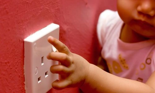Thấy con 10 tháng bị nghẹn nữ dv nổi tiếng liền cho tay vào móc thứ rơi ra sàn khiến cô choáng váng - 5