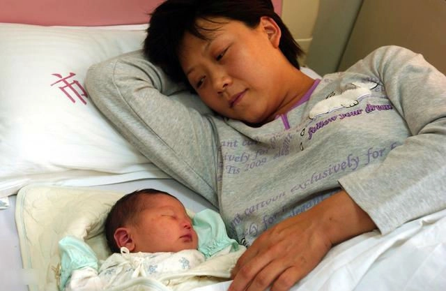 Thấy mẹ chồng lẻn vào phòng con dâu giả vờ ngủ bật khóc khi biết được việc làm của bà - 3