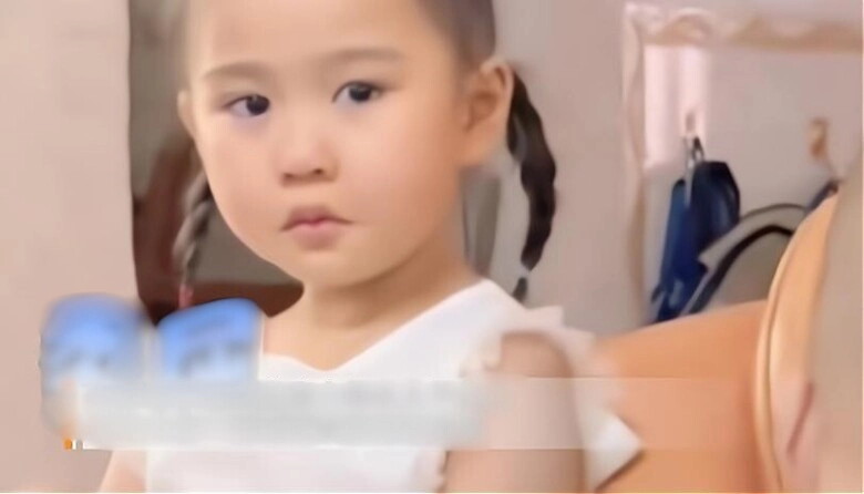 Thấy mẹ dỗ dành em trai bé gái xinh như thiên thần có biểu cảm khiến dân mạng bức xúc - 1