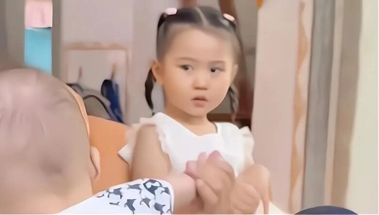 Thấy mẹ dỗ dành em trai bé gái xinh như thiên thần có biểu cảm khiến dân mạng bức xúc - 2
