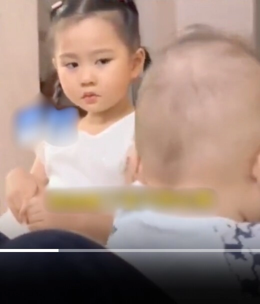 Thấy mẹ dỗ dành em trai bé gái xinh như thiên thần có biểu cảm khiến dân mạng bức xúc - 3
