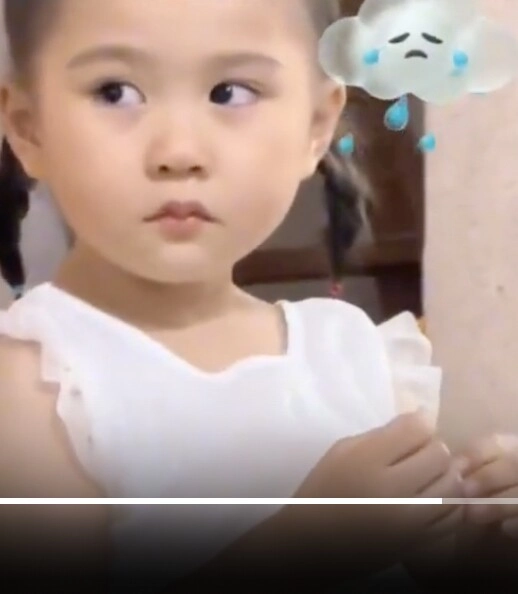 Thấy mẹ dỗ dành em trai bé gái xinh như thiên thần có biểu cảm khiến dân mạng bức xúc - 4