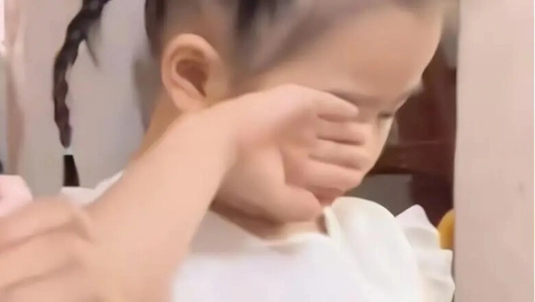 Thấy mẹ dỗ dành em trai bé gái xinh như thiên thần có biểu cảm khiến dân mạng bức xúc - 5