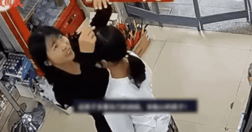 Thấy mẹ mặc áo đen con gái bật khóc khiến người xem chỉ dám thốt lên gia đình dạy con tốt thật - 1