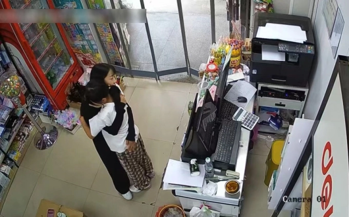 Thấy mẹ mặc áo đen con gái bật khóc khiến người xem chỉ dám thốt lên gia đình dạy con tốt thật - 2