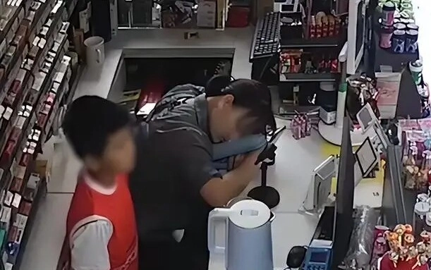 Thấy mẹ nằm gục xuống bàn gọi mãi không dậy bé trai liền có hành động khiến tất cả vỗ tay khen ngợi - 1