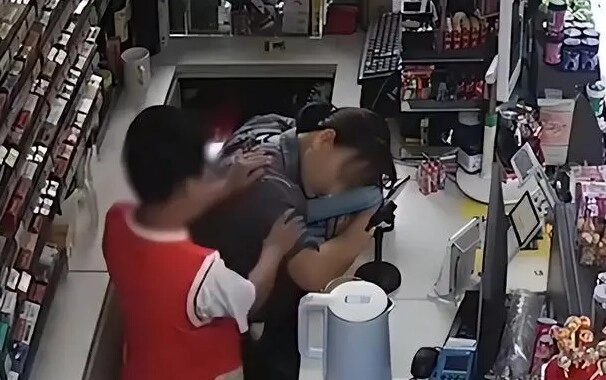 Thấy mẹ nằm gục xuống bàn gọi mãi không dậy bé trai liền có hành động khiến tất cả vỗ tay khen ngợi - 2