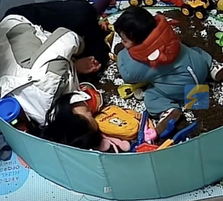 Thấy mẹ ngất xỉu bé trai 15 tháng tuổi liền có hành động khiến tất cả vỗ tay khen ngợi - 1
