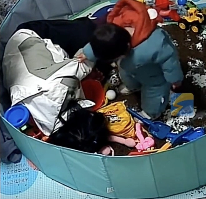 Thấy mẹ ngất xỉu bé trai 15 tháng tuổi liền có hành động khiến tất cả vỗ tay khen ngợi - 3