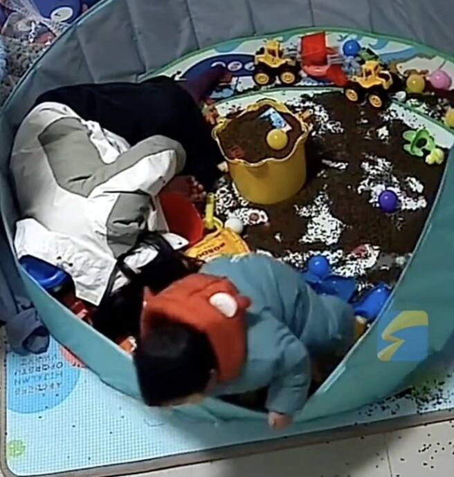 Thấy mẹ ngất xỉu bé trai 15 tháng tuổi liền có hành động khiến tất cả vỗ tay khen ngợi - 4