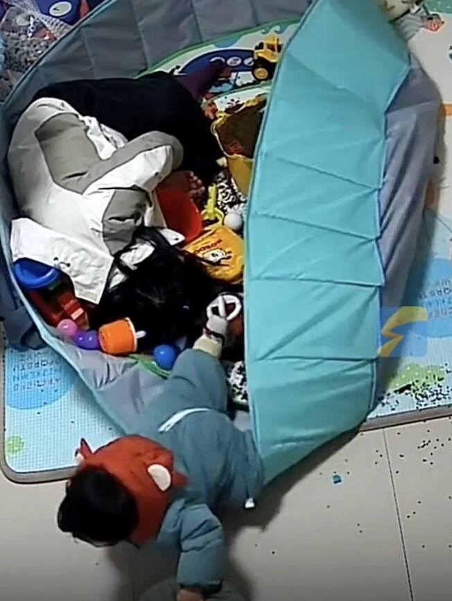 Thấy mẹ ngất xỉu bé trai 15 tháng tuổi liền có hành động khiến tất cả vỗ tay khen ngợi - 5