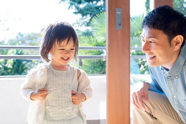 Thấy ô tô của bố con gái lại gần kiểm tra thì chết điếng với cảnh tượng bên trong - 2