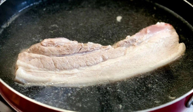 Thích ăn thịt luộc mà khi làm hay bị hôi màu xỉn nhớ 3 điều này thịt thơm nức trắng ngon nhìn chỉ muốn chấm mắm ngay - 2