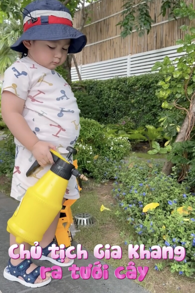 thiếu gia nhí nhà chi bảo sinh ra đã ngậm thìa vàng nhà giàu nhưng mới 2 tuổi đã biết lao động - 1