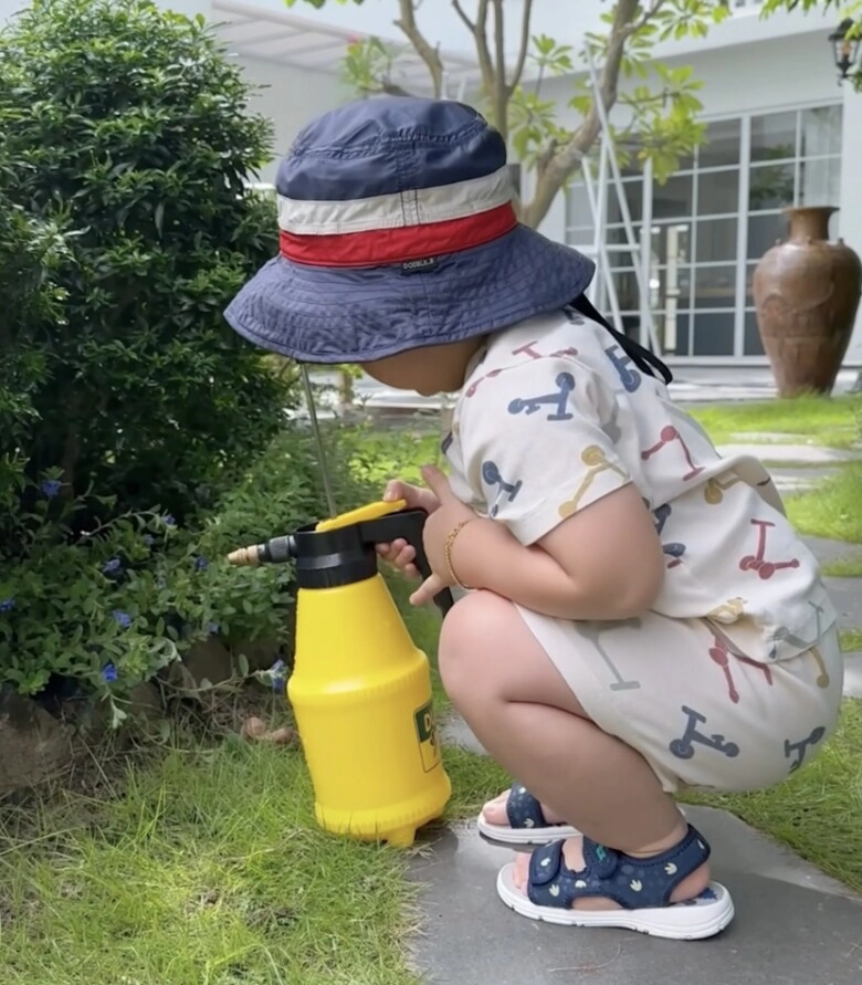 thiếu gia nhí nhà chi bảo sinh ra đã ngậm thìa vàng nhà giàu nhưng mới 2 tuổi đã biết lao động - 2