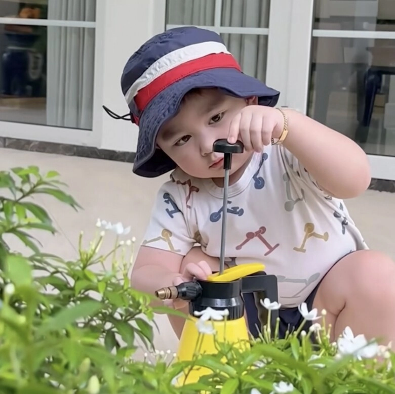 thiếu gia nhí nhà chi bảo sinh ra đã ngậm thìa vàng nhà giàu nhưng mới 2 tuổi đã biết lao động - 3