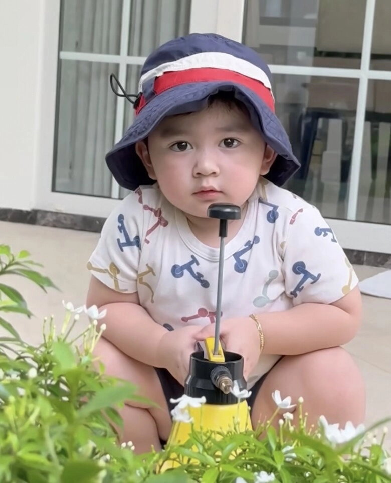 thiếu gia nhí nhà chi bảo sinh ra đã ngậm thìa vàng nhà giàu nhưng mới 2 tuổi đã biết lao động - 4