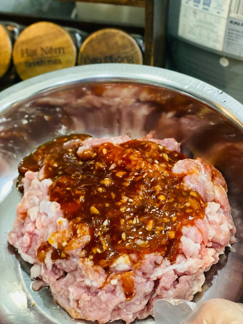 Thịt băm nướng mềm mọng ngọt ngon thơm nức nhờ tuyệt chiêu tẩm ướp này - 4