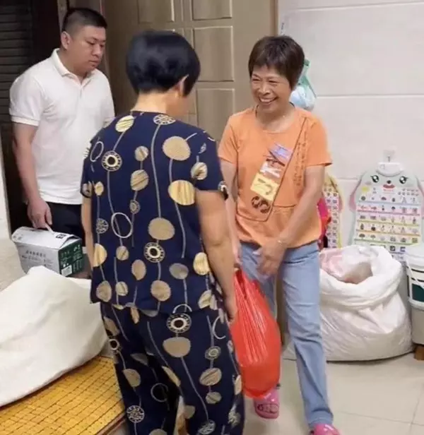 Thông gia ở quê lên thăm mang túi trái cây cho cháu thì bị nhà nội từ chối biết lý do ai cũng đồng tình - 2