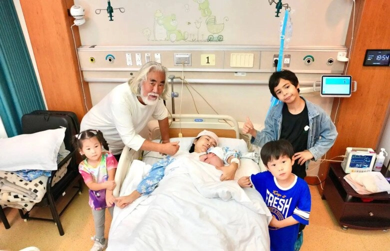 Thức khuyadậy sớm chăm 4 con nhỏ ông lão u80 thấy mình cường tráng như cậu bé vợ trẻ kém 31 tuổi lại chê - 1