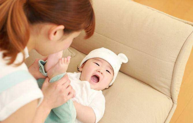 Thuê bảo mẫu 15 triệutháng chăm con mới ngày thứ hai đứa trẻ đã sốt cao xem camera tôi mừng húm - 1
