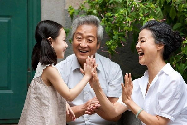 Tôi 61 tuổi chăm cháu 6 năm yêu cầu con dâu đưa 11 triệu đồngtháng bị trách ham tiền trước khi về quê tôi đưa lại chúng 895 triệu đồng các con ngỡ ngàng - 2