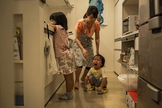 Tối nào cũng nghe phòng con có tiếng khóc nhưng hỏi thì đứa trẻ chối một lần lén theo dõi người mẹ chết lặng - 1