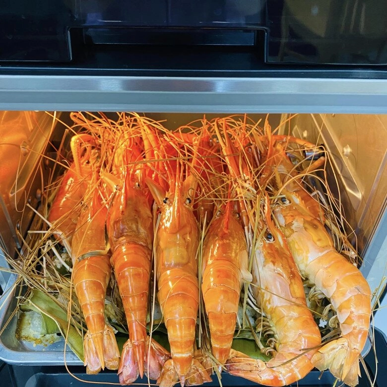 Tôm nướng muối vừa đơn giản lại ngon màu đẹp rực rỡ của mẹ đảm sài gòn - 7