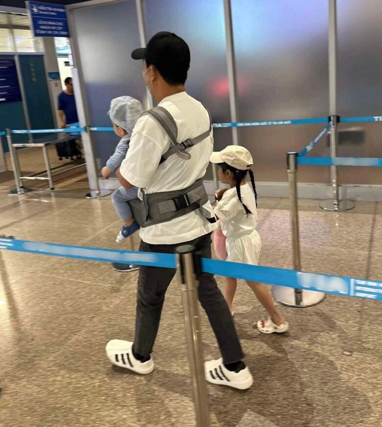 Trường giang một mình đưa 2 con ra sân bay về quê chuẩn bố đảm dân tình thắc mắc không thấy nhã phương đi cùng - 1